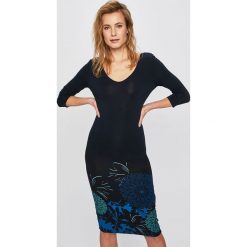 Desigual - Sukienka. Niebieskie sukienki damskie marki Desigual, na co dzień, s, bez wzorów, z elastanu, casualowe, bez kołnierzyka, bez rękawów, midi, proste. Za 329,90 zł.