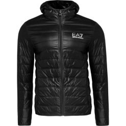 Kurtka EA7 EMPORIO ARMANI. Czarne płaszcze męskie EA7 Emporio Armani, z nadrukiem, krótkie, z kapturem. W wyprzedaży za 493,00 zł.