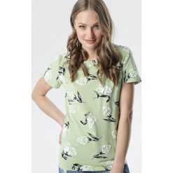 Zielony T-shirt Amymone. Zielone bluzki damskie Born2be, s, z nadrukiem, z okrągłym kołnierzem, z krótkim rękawem. Za 39,99 zł.