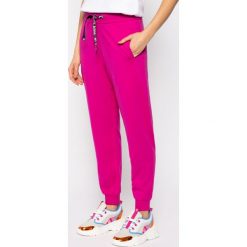 Spodnie dresowe Armani Exchange 3HYP88 YJ76Z 1474. Różowe spodnie damskie Armani Exchange, m, z bawełny. W wyprzedaży za 339,00 zł.