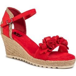 Espadryle XTI - 44021 Red. Czerwone espadryle damskie Xti, bez wzorów, z tworzywa sztucznego, bez obcasa, na obcasie. W wyprzedaży za 139,00 zł.
