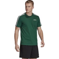 MĘSKA KOSZULKA ADIDAS ESSENTIALS (XL). Zielone koszulki męskie Adidas, xl, w paski, z bawełny, klasyczne, z kontrastowym kołnierzykiem, bez rękawów. W wyprzedaży za 79,99 zł.