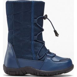 Kozaki zimowe dziecięce bonprix ciemnoniebieski. Niebieskie buty dziewczęce zimowe bonprix, bez zapięcia. Za 49,99 zł.
