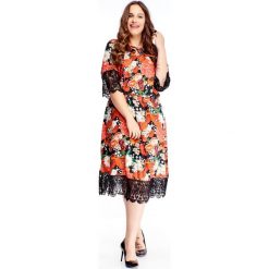 Wzorzysta sukienka z koronkowymi wstawkami multikolor. Sukienki damskie N/A, plus size, bez wzorów, z poliesteru, bez kołnierzyka, plus size, bez rękawów. Za 253,84 zł.