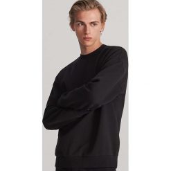 Gładka bluza basic - Czarny. Czarne bluzy męskie Reserved, s, bez wzorów, bez kołnierzyka, bez rękawów, bez kaptura. Za 79,99 zł.