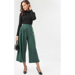 Zielone Spodnie Culottes Azaernixi. Zielone spodnie damskie Born2be, s, bez wzorów, z tkaniny. Za 99,99 zł.