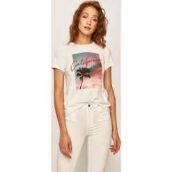 Levi's - T-shirt. Białe bluzki damskie Levi's®, s, z nadrukiem, z bawełny, casualowe, z okrągłym kołnierzem. W wyprzedaży za 99,90 zł.