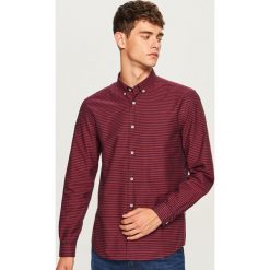 Koszula regular fit w paski - Czerwony. Czerwone koszule męskie w paski Reserved, l. W wyprzedaży za 49,99 zł.