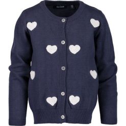 Blue Seven - Sweter dziecięcy 92-128 cm. Niebieskie swetry dziewczęce Blue Seven, bez wzorów, z bawełny, bez kołnierzyka, z krótkim rękawem, krótkie, bez kaptura. W wyprzedaży za 69,90 zł.