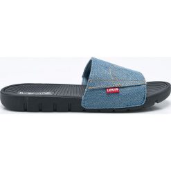 Levi's - Klapki. Niebieskie kapcie męskie marki Levi's®, z gumy. W wyprzedaży za 99,90 zł.