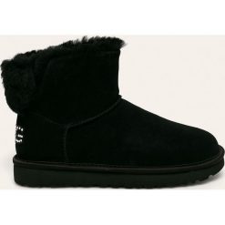 UGG - Śniegowce skórzane W Classic Bling Mini. Czarne śniegowce damskie Ugg, z wełny, bez zapięcia. W wyprzedaży za 699,90 zł.