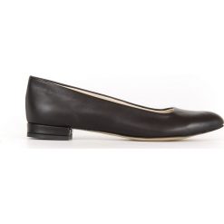 Gładkie balerinki na niskim obcasie - skóra naturalna - model 050 - kolor czarny. Czarne baleriny damskie Zapato, bez wzorów, ze skóry, na niskim obcasie. Za 299,00 zł.