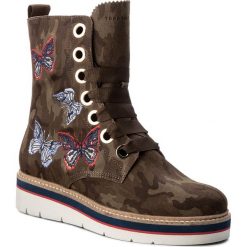 Botki TOMMY HILFIGER - Lo Manon 3A FW0FW02742 Camo 901. Brązowe botki damskie skórzane marki OLAIAN, na średnim obcasie. Za 799,00 zł.