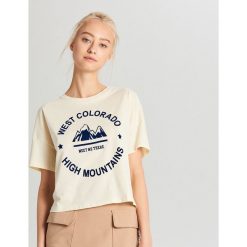 Koszulka oversize z nadrukiem - Kremowy. Białe koszulki damskie Cropp, s, z nadrukiem, bez kołnierzyka. Za 29,99 zł.