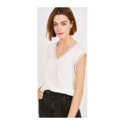 Bluzka damska. Bluzki damskie Promod, bez wzorów, z jeansu, eleganckie, z klasycznym kołnierzykiem, z krótkim rękawem. Za 89,90 zł.