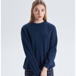 Gładka bluza oversize - Granatowy. Niebieskie bluzy damskie marki Cropp, s, bez wzorów, bez rękawów, bez kaptura. Za 69,99 zł.