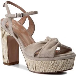 Sandały TWINSET - Sandalo CS7TT3 Coconut 00847. Brązowe klapki damskie marki Twinset, bez wzorów, ze skóry, bez obcasa, na obcasie. W wyprzedaży za 749,00 zł.