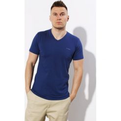 T-Shirt Pierre Cardin Vneck Granatowy. Niebieskie t-shirty męskie Pierre Cardin, xxl, bez wzorów, z bawełny, eleganckie, z włoskim kołnierzykiem. Za 29,00 zł.