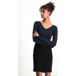 Koszulka "Lucia" w kolorze granatowym. Niebieskie koszulki damskie Garcia, xs, bez wzorów, z bawełny, bez kołnierzyka. W wyprzedaży za 42,95 zł.