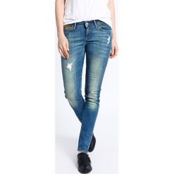 Wrangler - Jeansy Courtney Sandy Blues. Niebieskie jeansy damskie slim marki Wrangler, s, z elastanu, z obniżonym stanem. Za 319,90 zł.