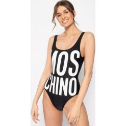 Strój kąpielowy Moschino Underwear & Swim 8104 5211. Czarne stroje kąpielowe damskie Moschino Underwear & Swim, bez wzorów, z elastanu. W wyprzedaży za 549,00 zł.