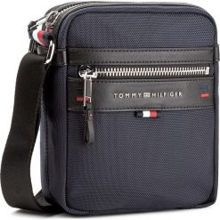 Saszetka TOMMY HILFIGER - Elevated Mini Reporter AM0AM03186 413. Niebieskie torby męskie skórzane marki TOMMY HILFIGER, bez wzorów, ze skóry ekologicznej, młodzieżowe. Za 349,00 zł.