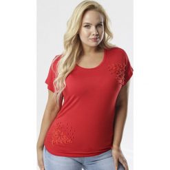Czerwona Bluzka Thalura. Czerwone bluzki damskie Born2be, xl, z haftami, z dzianiny, glamour, z okrągłym kołnierzem, z krótkim rękawem. Za 39,99 zł.