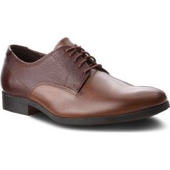 Półbuty CLARKS - Gilmore Walk 261348597 Gilmore Walk 261348597. Brązowe derby męskie Clarks, z materiału. W wyprzedaży za 369,00 zł.