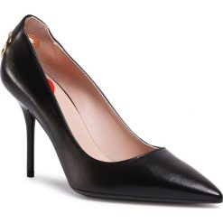 Szpilki LOVE MOSCHINO - JA10199G1AIA0000 Nero. Czarne półbuty damskie Love Moschino, z aplikacjami, ze skóry, eleganckie, bez obcasa, na obcasie, bez zapięcia. Za 1399,00 zł.