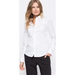 Tommy Hilfiger - Koszula. Białe bluzki damskie TOMMY HILFIGER, m, bez wzorów, z bawełny, klasyczne, z klasycznym kołnierzykiem, z długim rękawem. W wyprzedaży za 339,90 zł.