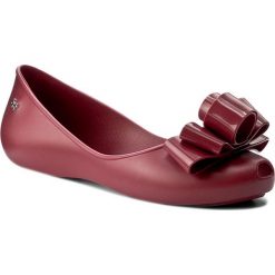 Baleriny ZAXY - Glam Fem 82259 Burgund 01681 Y285054 02064. Czerwone baleriny damskie Zaxy, bez wzorów, z tworzywa sztucznego, klasyczne, bez obcasa, na płaskiej podeszwie. W wyprzedaży za 99,00 zł.