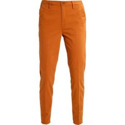 GStar BRONSON MID SKINNY CHINO Spodnie materiałowe anka brown. Pomarańczowe rurki damskie G-Star, z elastanu. W wyprzedaży za 229,50 zł.