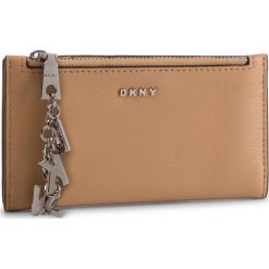 Duży Portfel Damski DKNY - R91Z3A63 Latte LAT. Pomarańczowe portfele damskie DKNY, bez wzorów, ze skóry. W wyprzedaży za 289,00 zł.
