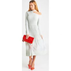 SUKIENKA patrizia pepe. Sukienki damskie Patrizia Pepe, na imprezę, xs, z aplikacjami, z materiału, z włoskim kołnierzykiem, bez rękawów, długie, midi. Za 1319,00 zł.