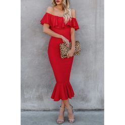 Sukienka FELDA RED. Czerwone sukienki damskie Sukienka FELDA RED, s, bez wzorów, eleganckie, bez kołnierzyka, z długim rękawem, długie, maxi, z odkrytymi ramionami. W wyprzedaży za 109,00 zł.