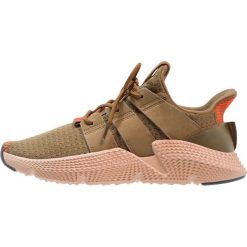 Adidas Originals PROPHERE Tenisówki i Trampki trace olive/solar red. Zielone tenisówki damskie marki adidas Originals, z materiału. W wyprzedaży za 439,20 zł.