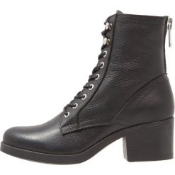 Botki damskie lity: Bullboxer Botki sznurowane black