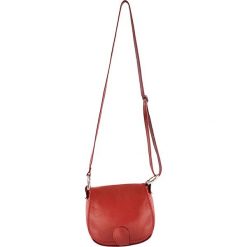 Skórzana torebka w kolorze czerwonym - 17 x 19 x 6 cm. Czerwone torebki klasyczne damskie ORE10, w paski, ze skóry, przez ramię, bez dodatków. W wyprzedaży za 109,95 zł.