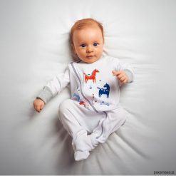 Śpioszki Rumaki i wierzchowce. Szare body niemowlęce Pakamera, bez wzorów, bez rękawów. Za 95,00 zł.