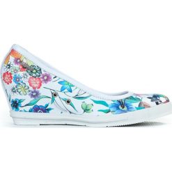 Kolorowe baleriny na koturnie - skóra naturalna - model 024 – motyw kwiatowy. Szare baleriny damskie Zapato, z nadrukiem, z jeansu, eleganckie, na wysokim obcasie, na platformie, bez zapięcia. W wyprzedaży za 173,40 zł.
