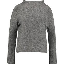 Swetry klasyczne damskie: And Less Sweter grey melange