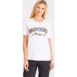 T-SHIRT EMPORIO ARMANI. Białe t-shirty damskie Emporio Armani, z nadrukiem, z bawełny, z okrągłym kołnierzem. Za 239,40 zł.