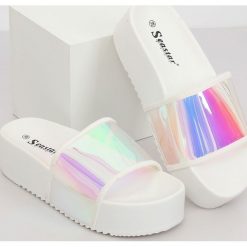 Klapki holograficzne białe CK81P WHITE. Białe klapki damskie obuwie damskie, bez wzorów, z gumy, na wysokim obcasie. Za 66,92 zł.
