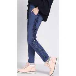 Niebieskie Spodnie Dresowe Loosen. Niebieskie spodnie damskie Born2be, s, z dresówki. Za 39,99 zł.