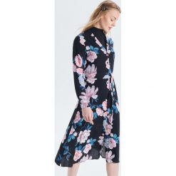 Sukienka midi w kwiaty - Czarny. Czarne sukienki damskie Cropp, s, w kwiaty, bez kołnierzyka, bez rękawów, midi. Za 79,99 zł.