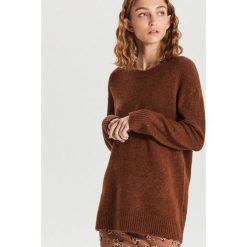 Gładki sweter oversize - Bordowy. Czerwone swetry damskie Cropp, s, bez wzorów, bez rękawów, bez kaptura. Za 89,99 zł.