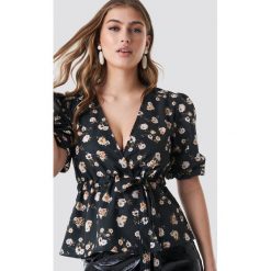 NA-KD Boho Puff Sleeve Wrap Front Top - Black. Czarne topy damskie marki NA-KD Boho, w paski, z puchu, bez kołnierzyka. Za 100,95 zł.