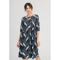 Sukienka w kolorze niebieskim. Niebieskie sukienki damskie Bessa, Moonlight, na co dzień, bez wzorów, bez kołnierzyka, bez rękawów, midi, proste. W wyprzedaży za 129,95 zł.