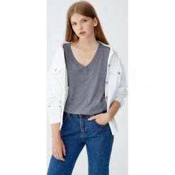 Koszulka z dzianiny dresowej z dekoltem w serek. Niebieskie t-shirty damskie Pull&Bear, z dresówki, z dekoltem w serek. Za 39,90 zł.