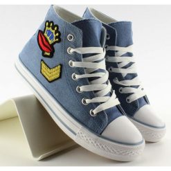 Trampki za kostkę z naszywkami R63 COWBOY LIGHT BLUE. Niebieskie trampki i tenisówki damskie obuwie damskie, z tkaniny. Za 62,44 zł.